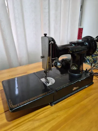 RARIDADE! Mini Máquina de Costura Singer 221 - RETIRADA NO METRÔ DE BOTAFOGO.