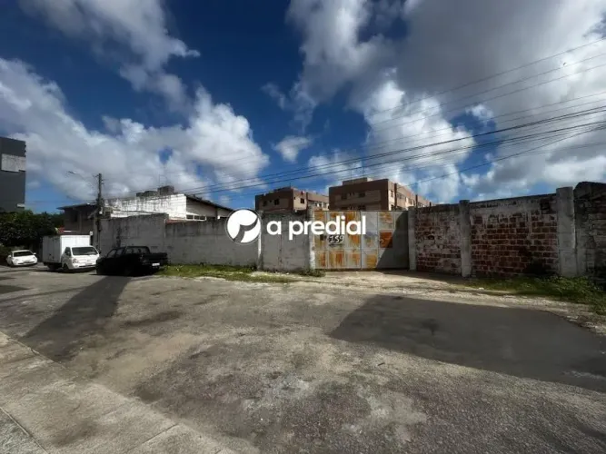 Venda de Terreno / Padrão na cidade de Fortaleza
