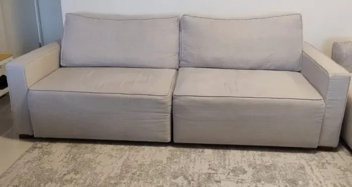 SOFA COM CHESE, mede 2,40m, cor cinza, para quatro ou cinco pessoas.