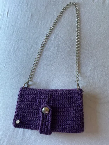 BOLSA CROCHÊ PENA COM ALÇA METÁLICA ESTILOSA