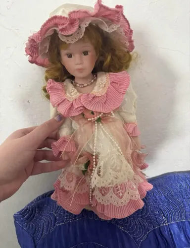 Vende-se boneca de porcelana