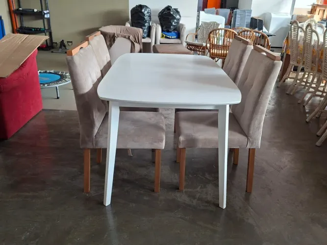 Mesa com 4 cadeiras