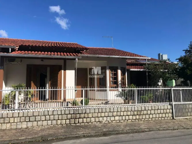 Casa à venda no bairro Primeiro de Maio