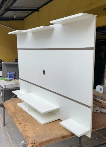 Painel para TV Branco com Prateleiras e Detalhes