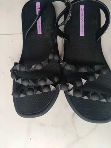 Sandália Ipanema com detalhes em spikes