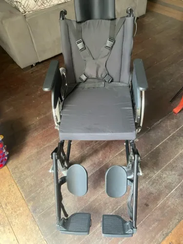 CADEIRA DE RODAS ARTICULADA