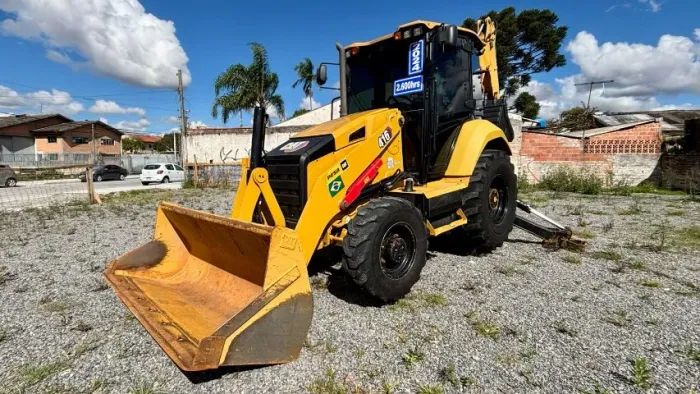 RETROESCAVADEIRA CATERPILLAR 416 2024, COM 2.686 HORAS, AR CONDICIONADO
