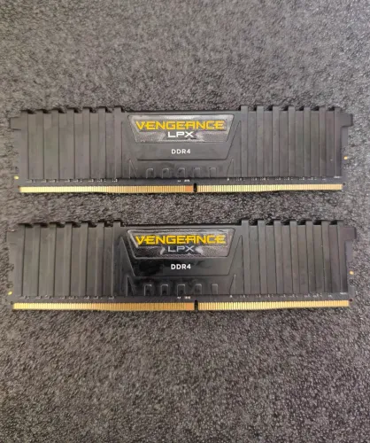 Memória RAM 16GB (2x8GB) Corsair Vengeance LPX DDR4 3000MHz CL15 - Excelente Estado