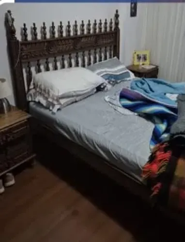 Cama maciça madeira entalalhada  com 02 criados mudos