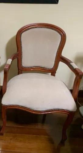 Cadeira confortável e elegante em madeira, muito conservada.