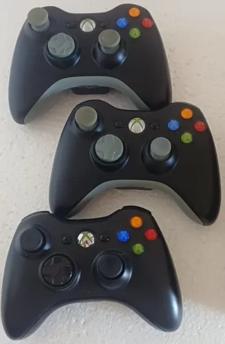 Kit 3 Controles Sem Fio Xbox 360 Original - Preto (1 c/ Bateria + 2 a Pilha)