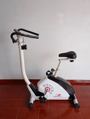 Bicicleta ergométrica vertical semi profissional Embreex em ótimo estado