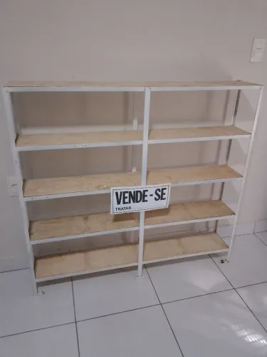 Rack com prateleiras