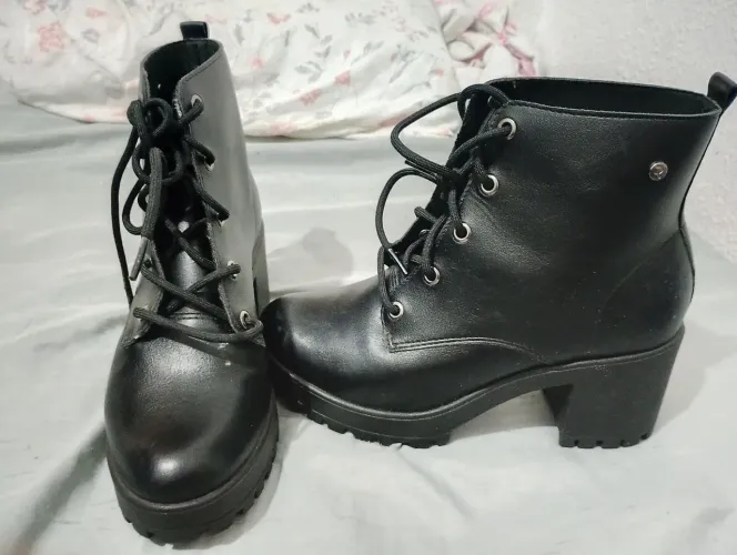 BOTA NUM 36, ACEITO OFERTAS