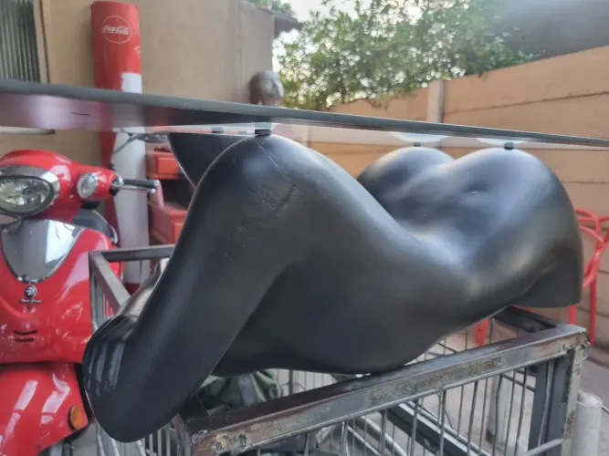 Mesa de centro modelo corpo feminino