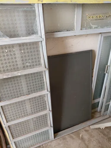 Vendo duas janelas de ferro com alguns vidros quebrados mais nada que impessa o uso