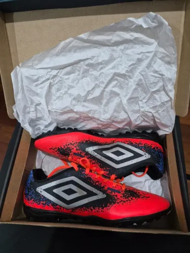 chuteira society umbro cosmic coral - tam 41