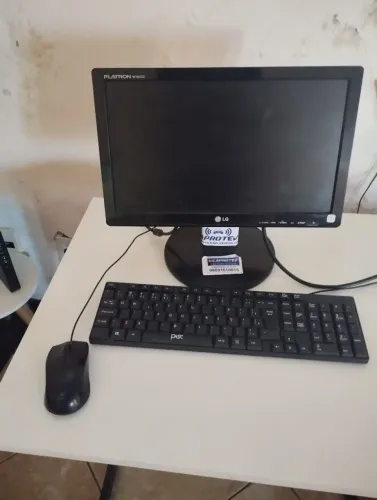 Computador de mesa com teclado,.mouse, monitor e estabilizador 