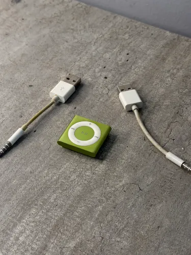 iPod Shuffle (2ª Geração) Verde + 2 Cabos