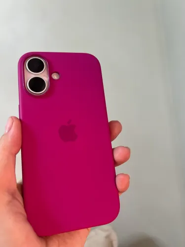 Capas originais para iPhone 16 uma da apple e outra da iplace