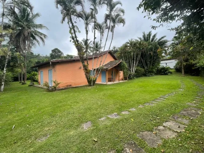 Casa estilo fazenda com piscina, centro da Cocaia