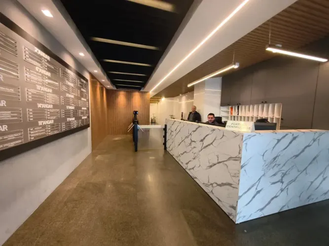 Sala Comercial Reformada com 79m² Privativos | Edifício Arnoldo Thá | Centro de Curitiba