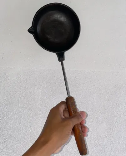 Frigideira pequena de ferro antiga 
