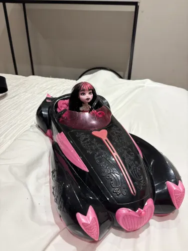 Apenas Carro monster high, boneca não vem junto 