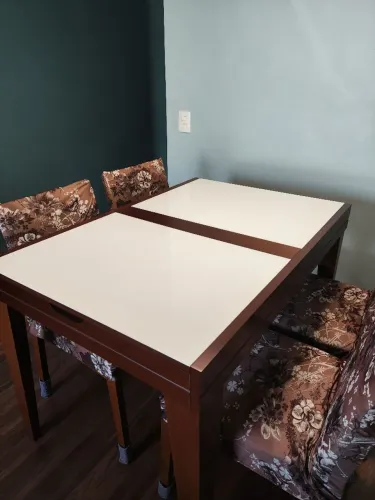 Mesa de jantar com 4 cadeiras