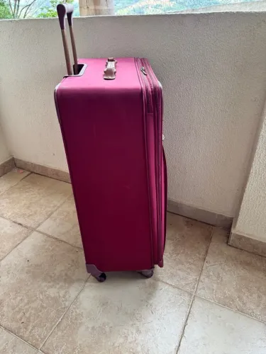 Mala de viagem rosa/vinho usada - com desgaste na parte inferior