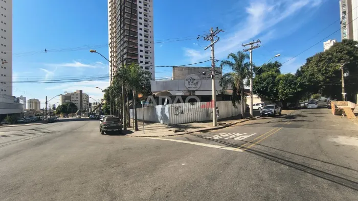 Imóvel Comercial de Esquina - Sub - Solo 30 vagas , - Térreo Grande Salão - 1º Andar 02 Ap