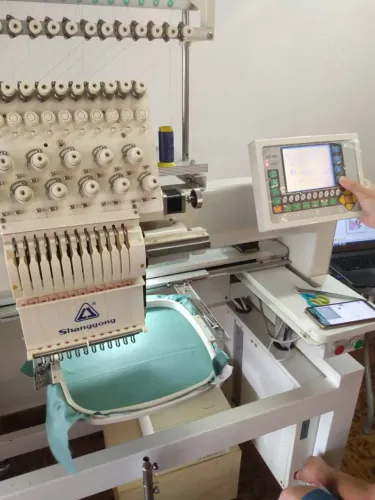 Máquina de bordado industrial