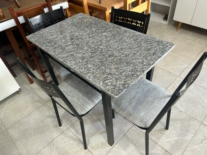 Mesa de mármore com 4 cadeiras NOVA entrego