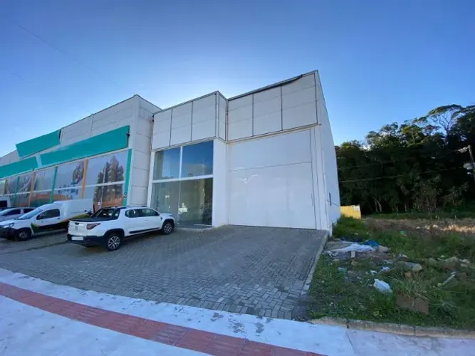 Locação Comercial - Galpão de 300m² no bairro São Francisco  - Camboriú 