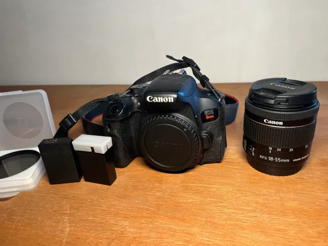 Canon T7i + 18-55mm e 2 baterias