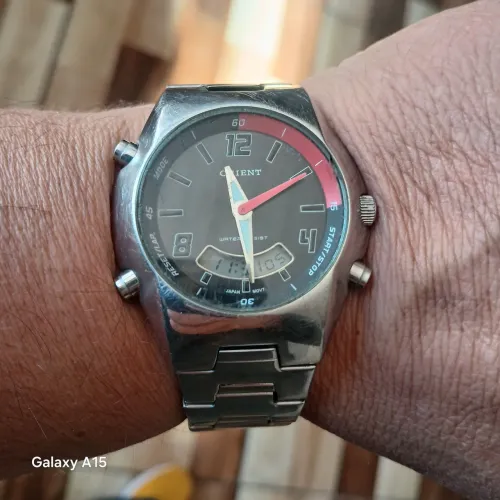 Vendo Relógio oriente digital e ponteiro caixa e pulseira em aço inox  tem  marcas de uso