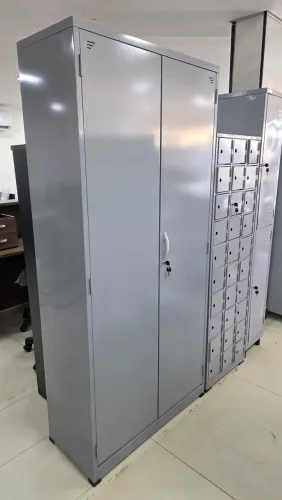 Armário de aço 2 portas PA 90 com 4 prateleiras.