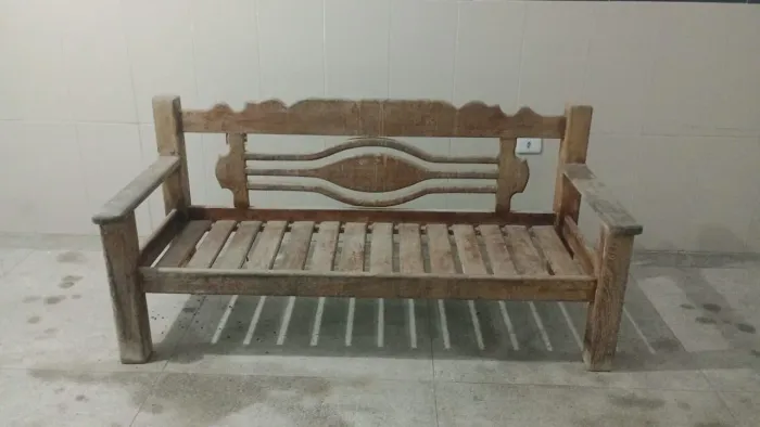 Vende um sofá de madeira 