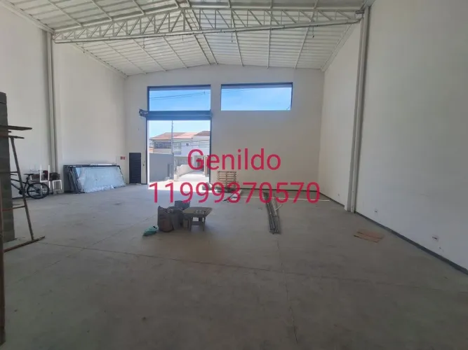 Galpão com 240m2 com mesanino , 7m altura vagas de garagem grande , a 5 minutos do metro F