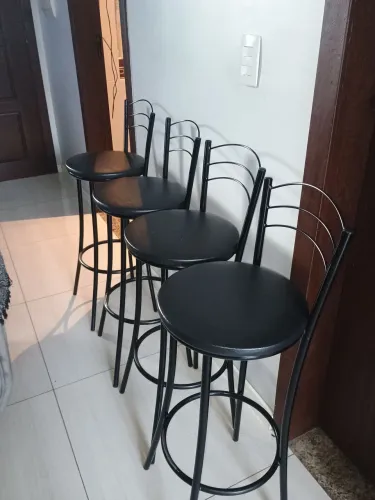 Banquetas (4) com 70 cm de altura até o acento