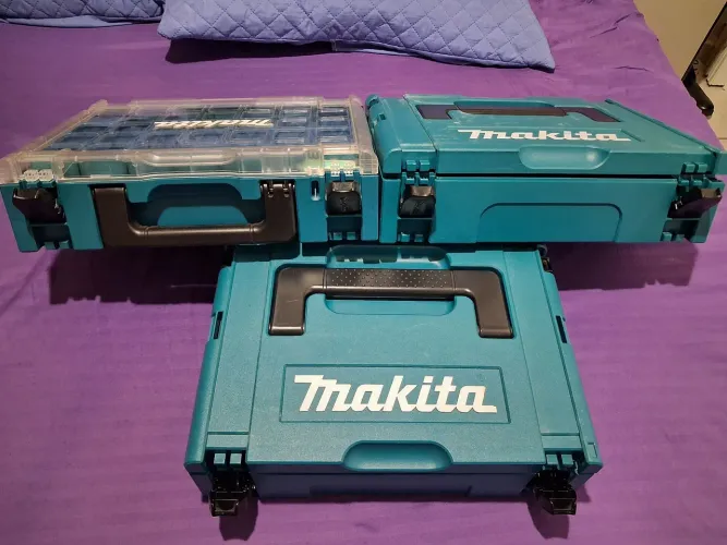 Caixa de ferramentas Makita usadas em ótimo estado. ( 3 modelos mais 3 cadeados novos ).