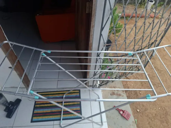 Vende-se varal de chão
