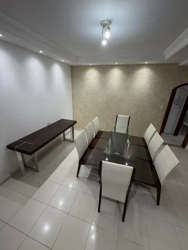 VENDO CONJUNTO DE MESA/CADEIRA E APARADOR