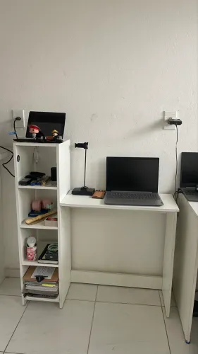 Mesa de Escritório/Estudo Branca + Estante Lateral