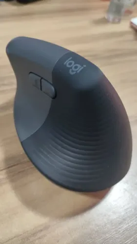 Mouse Sem Fio Logitech Lift Vertical com Design Ergonômico