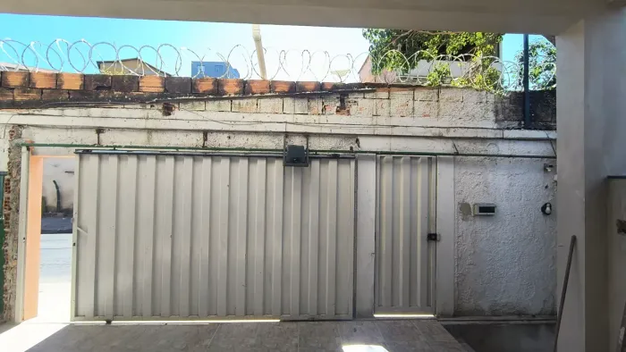 Vendo 2 portões, garagem e social em chapa de Metalon em bom estado de conservação