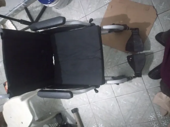 Cadeira de rodas , em perfeito estado. Estou vendendo a baixo do preço.