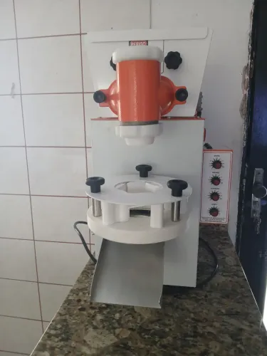 Vende-se uma máquina de salgados. 