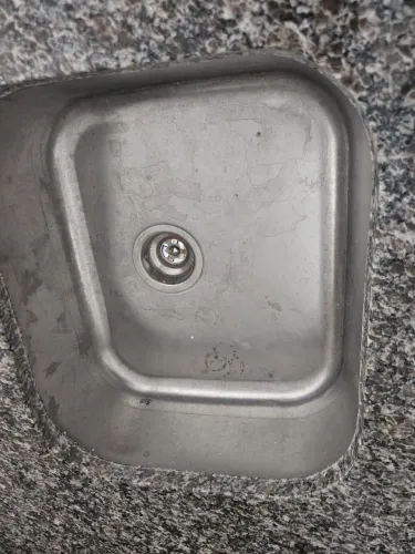 Balcão de mármore com cuba de aço inox