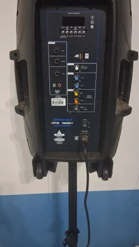 Caixa ativa com pedestal 